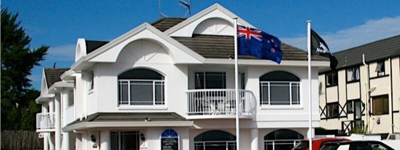 Logo: Executive Motel Taupō