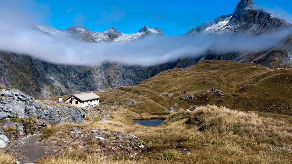 뉴질랜드 하이킹 트랙 중 가장 유명한 밀포드 트랙이 지난 150년 이상 하이커들의 사랑을 받아왔다. 산악과 피오르 풍경은 언제나 변함없이 완벽하기만 하다.
