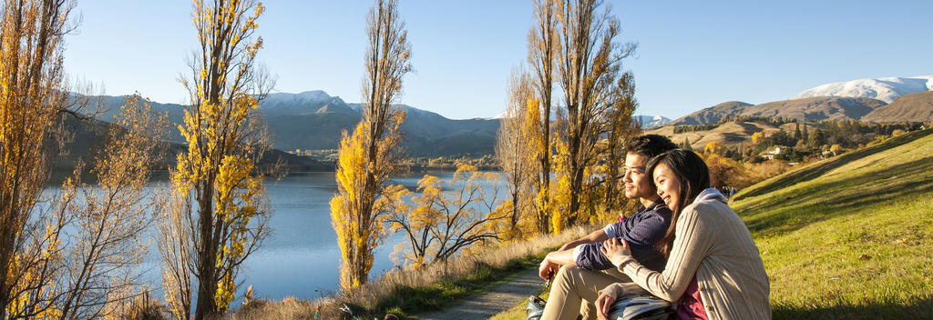 Located about a 15 minute drive from Queenstown is the picture postcard Lake Hayes. There is also an 8km track, the Lake Hayes Loop, which is a great circuit suitable for both walkers and bikers