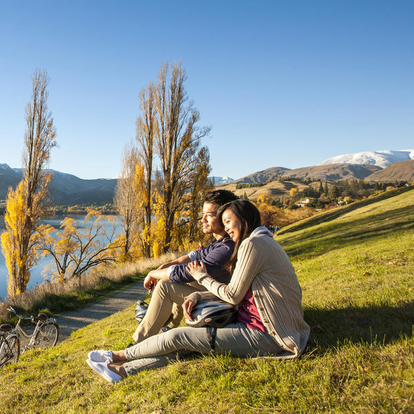 Located about a 15 minute drive from Queenstown is the picture postcard Lake Hayes. There is also an 8km track, the Lake Hayes Loop, which is a great circuit suitable for both walkers and bikers