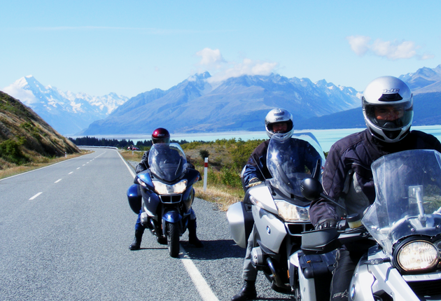 如果你喜欢狂野的旅行体验，可选择租一辆摩托车，在新西兰的著名景区道路上驰骋绝对是不错的选择。