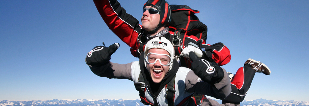 何千フィートもの上空から絶景を楽しむことができるスカイダイビング