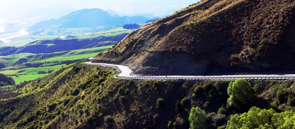 Crown Range Road, jalan utama tertinggi di Selandia Baru terbentang antara Queenstown dan Wanaka.