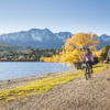 秋のワカティプ湖でサイクリング