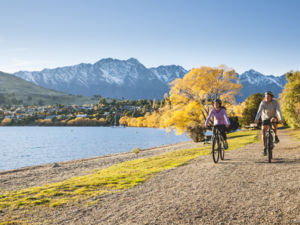 Cycling by Lake Wakatipu in autumn
