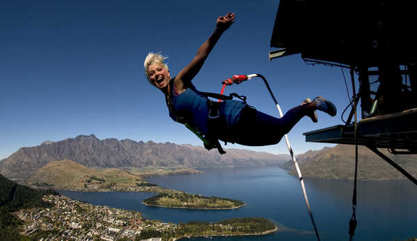 Freestyle ledge bungy in Queenstown