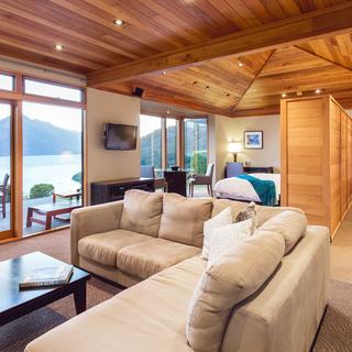 Azur is a contemporary lodge overlooking some of the most spectacular scenery in New Zealand.