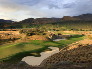 丘峦堪称新西兰最顶级的高尔夫俱乐部。这里有锦标赛高尔夫球场、齐全的练习设施以及一流的俱乐部酒店设施，如此独一无二的优雅环境将让每一位会员和客人享受到无以伦比的优质服务。
