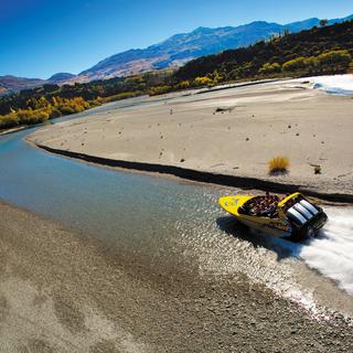 Spannung, Spins und Adrenalin auf drei verschiedenen Wasserstraßen – Lake Wakatipu, Kawarau und Shotover River – erwartet dich bei Kjet Queenstown.
