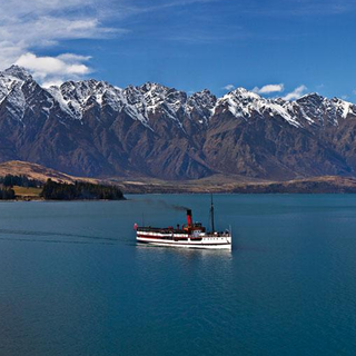 Auf dem Dampfschiff „TSS Earnslaw“ können Sie Seerundfahrten über den Lake Wakatipu in Queenstown unternehmen.