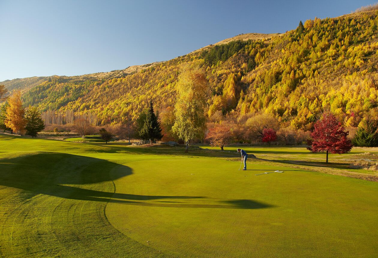 One of New Zealand’s premium tourist destinations, Queenstown offers three world-renowned championship golf courses and six Experience courses.