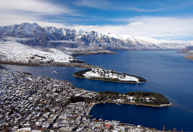 Queenstown is world-famous for delicious food, amazing wine, and epic nightlife. With over 150 bars, restaurants and cafés, there is something for everyone. Here are our top things for food and drink lovers to do in Queenstown.
