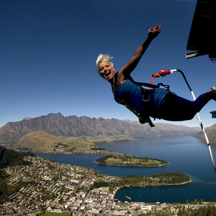 Freestyle ledge bungy in Queenstown
