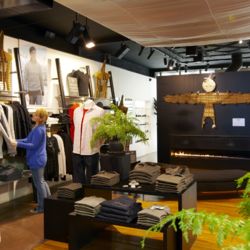 모험의 수도에서 부티크 쇼핑도 즐긴다.