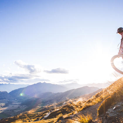 Dank seiner umfangreichen Auswahl an Strecken, darunter der Rude Rock, ist Coronet Peak schnell zu einem Zentrum des Mountainbikens in Queenstown geworden.