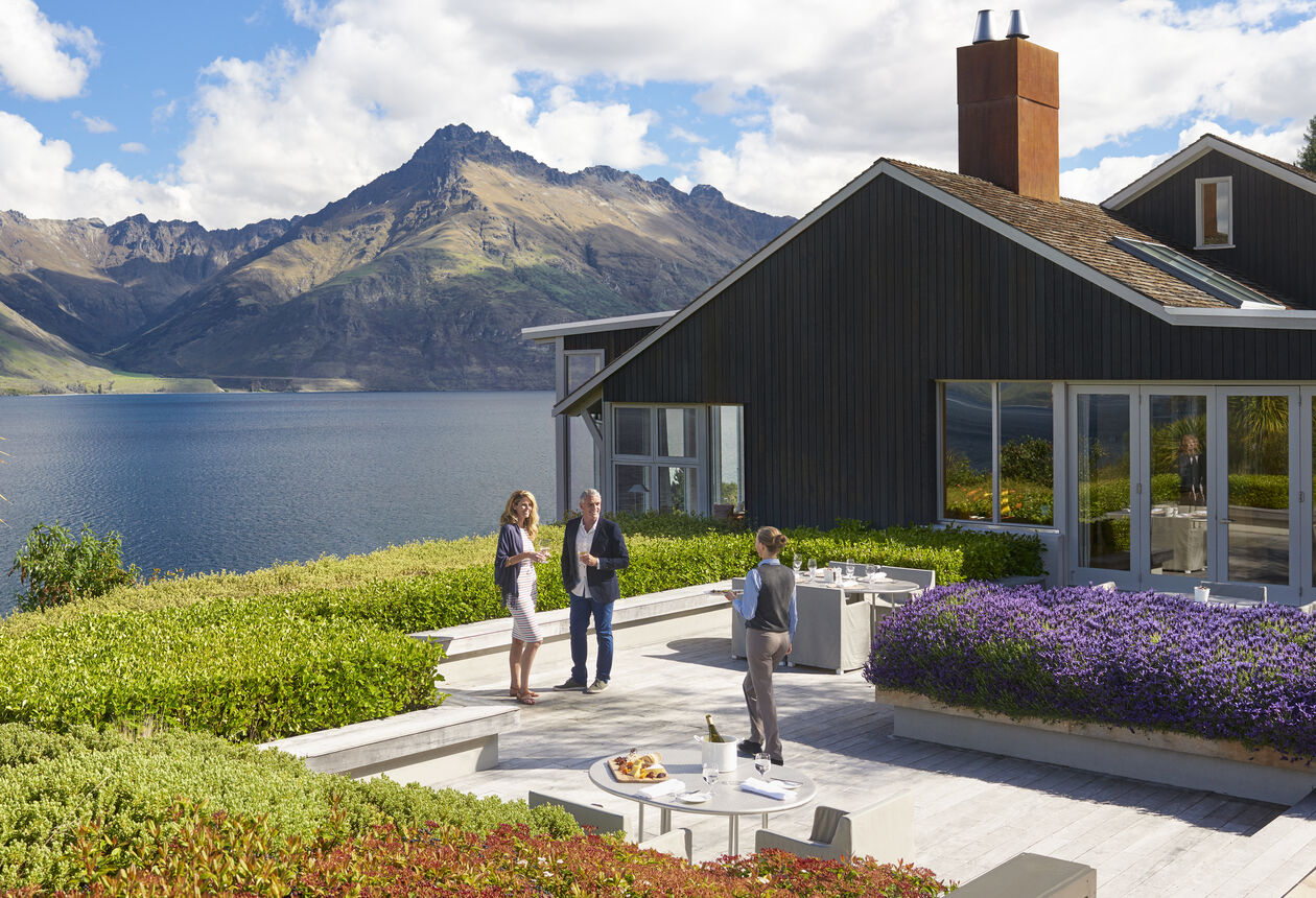 Experience an authentic style of luxury hotel coupled with an enticing menu of remarkable experiences and inviting hosts. Learn more about the best resorts in New Zealand and discover the best of luxury accommodation.