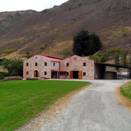 絶景をバックに、美味しいお料理とワインを味わってください。