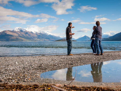ワカティプ湖は、かつて氷河に削られてできた深い谷に水がたまって形成されました。