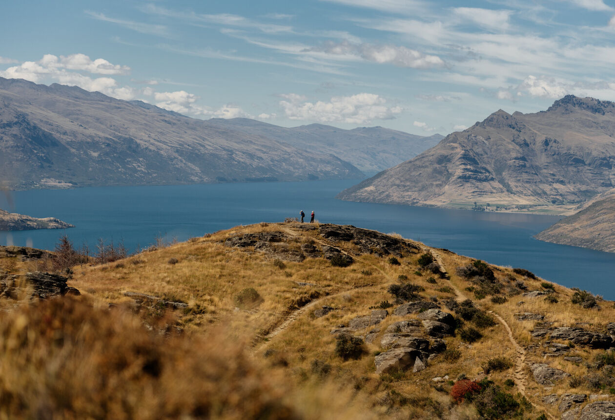皇后镇山中时光步道 (Queenstown Hill Time Walk) 位于皇后镇中心，景色壮美，深受当地人喜爱。一路悠然前行，探索皇后镇过去、当下与未来，同时饱览瓦卡蒂普湖 (Lake Wakatipu) 周边风光。