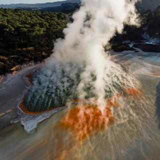 Der Wai-O-Tapu Champagne Pool ist mit seinen 74 °C eine der heißesten Geothermischen Sehenswürdigkeiten der Nordinsel Neuseelands.