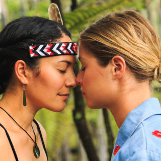 在罗托鲁瓦（Rotorua）行碰鼻礼——毛利人传统的见面问候礼。