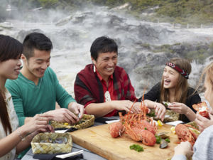 ロトルアのテ・プイアでは、天然温泉を利用する伝統的なマオリの調理法でシーフードを用意しています。