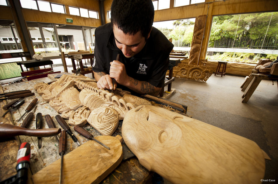 로토루아에 있는 테푸이아에서 마오리 조각을 제작하는 모습을 지켜볼 수 있다.