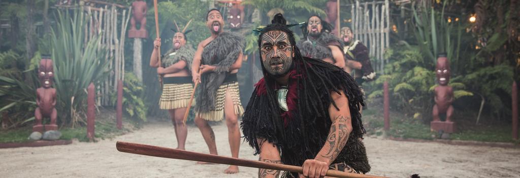 Bei der Ankunft am Tamaki Māori Village darf niemand das Stammesgelände betreten, bevor die formelle Willkommenszeremonie abgeschlossen ist.