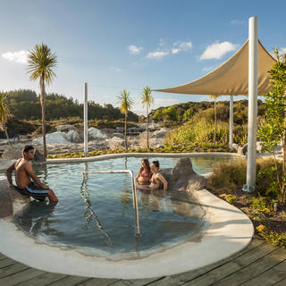 Manfaatkan keajaiban geotermal Rotorua dengan berendam dalam kolam air panas alami.