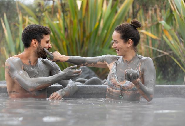 新西兰温泉吸收地壳中的天然热能而形成。在温泉浸浴放松，四周环绕着群山、森林或湖泊。新西兰有众多健康水疗中心，你可以选择其中一家，好好犒劳自己。