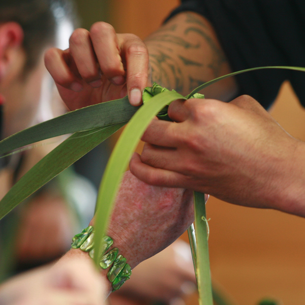 Die Maori-Handwerkskunst des Flachs-Webens ist nicht nur leicht zu erlernen, sondern gibt Ihnen auch die Möglichkeit, ein interessantes Souvenir mit nach Hause zu nehmen.