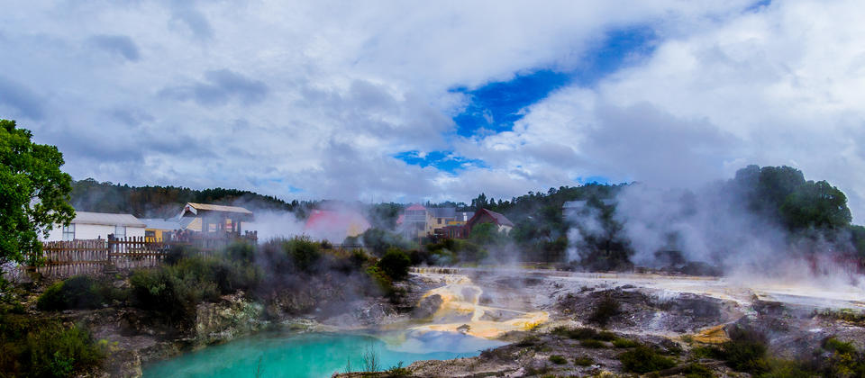 蒸汽孔点缀着罗托鲁瓦（Rotorua）的地热公园，提醒你这里蕴含着巨大的力量。