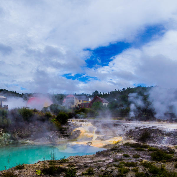 Lubang-lubang uap memenuhi taman air panas di Rotorua, mengingatkan Anda akan kekuatan alam yang berkuasa di sini.