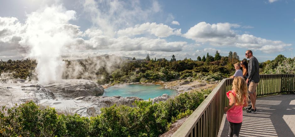 In Te Puia, Rotorua, erleben Sie Maori-Kultur und geothermale Phänomene.