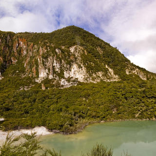 La caminata en los lagos de cráter ofrece vistas estupendas de dos cráteres volcánicos con un telón de fondo de acantilados humeantes de color marrón claro, naranja y rojo.