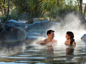 在罗托鲁瓦的波利尼西亚温泉浴场（Polynesian spa）天然矿物温泉池中泡一泡。
