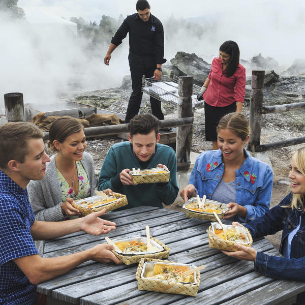 Ein Festmahl aus dem Erdofen ist Pflicht, während du in Neuseeland bist. Beim traditionellen Hangi werden Speisen unterirdisch langsam gar gedampft.