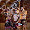 Haka-Tänzer zeigen ihre Energie und Wildheit über Gesichtsausdrücke (Pūkana) und kraftvolle, schnelle Bewegungen.