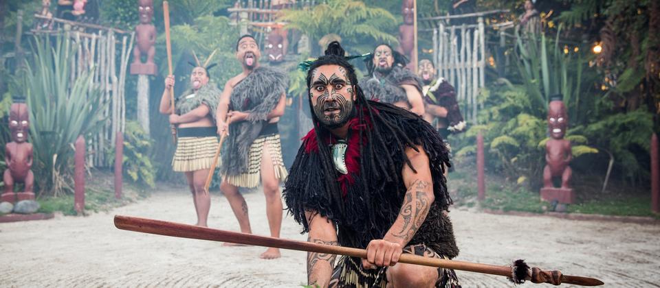 Te Puia combina maravillas geotérmica con la rica cultura maorí.
