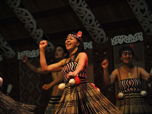 唱歌和跳舞是毛利文化表演的重头戏。