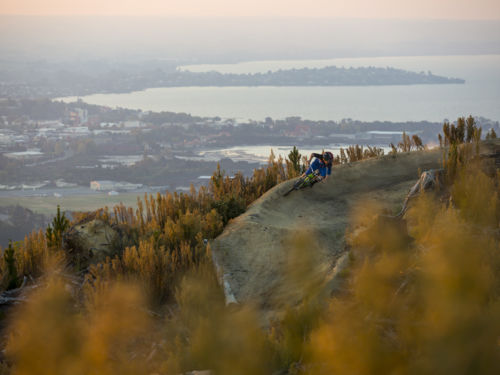 Verschiedenartige Fahrbahnoberflächen, anspruchsvolles Gelände und faszinierende Landschaften machen den Whakarewarewa Forest zum Paradies für Mountainbiker.