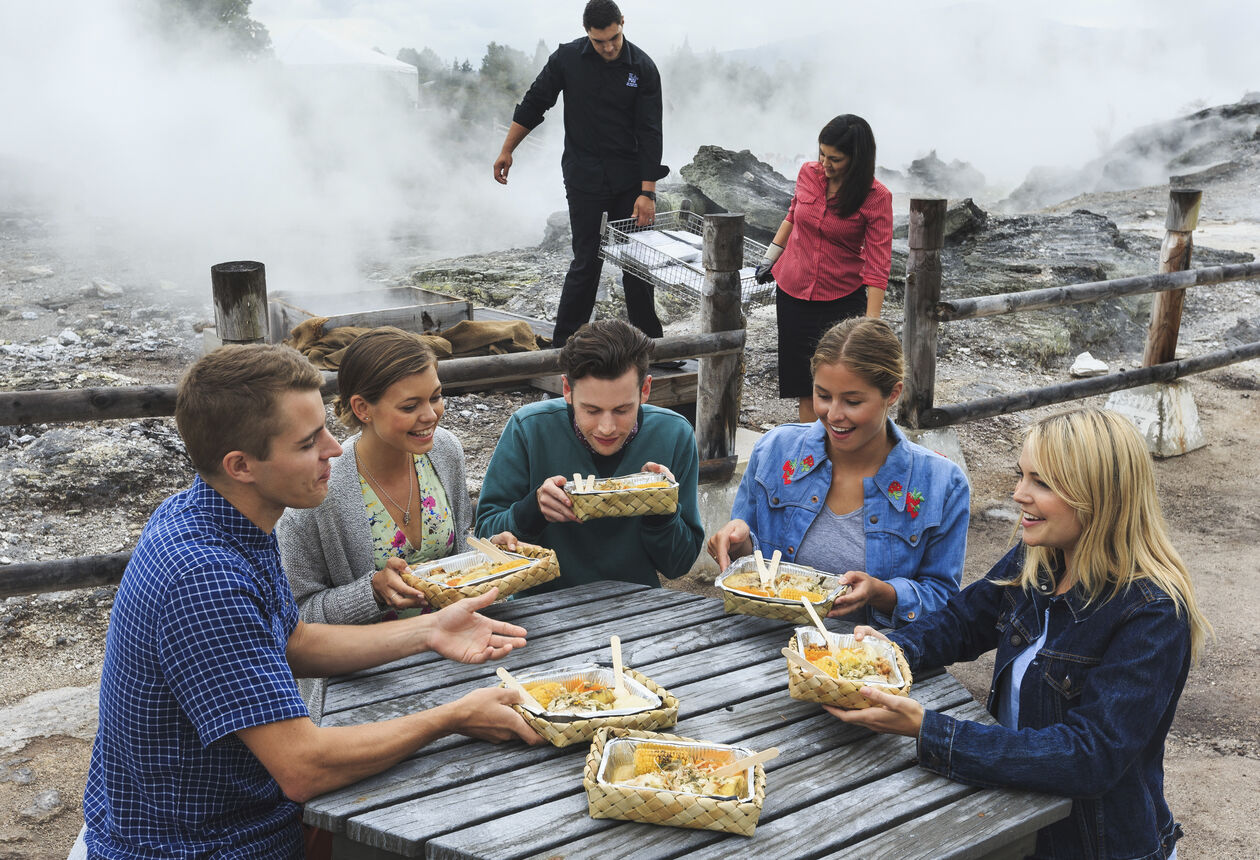 Traditionell kochten die Māori in handgegrabenen Erdöfen, die „Hāngī“ genannt werden. Probieren lohnt sich!