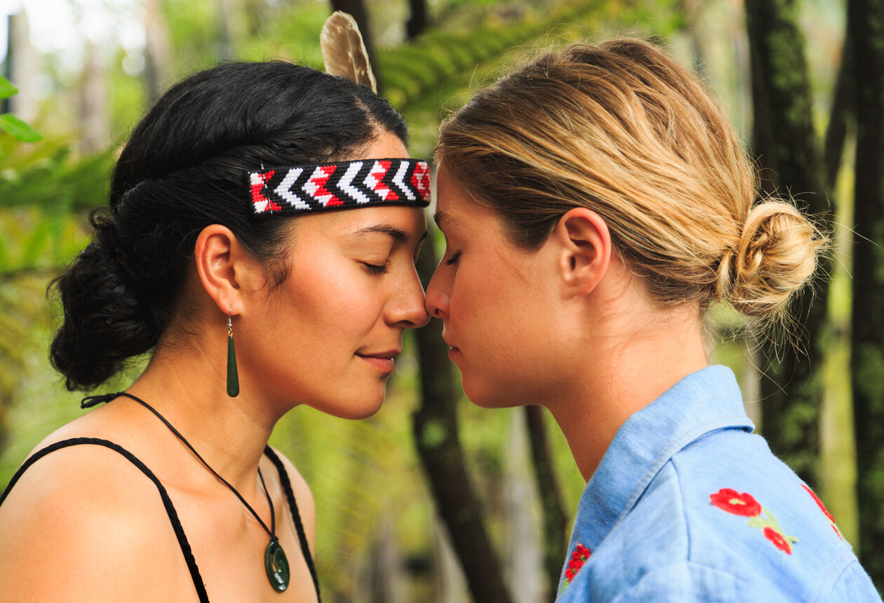 Rotorua ist bei jedem Wetter ein Erlebnis und wird dich mit seinen ausbrechenden Geysiren, faszinierenden Māori-Dörfern und aufregenden Abenteueraktivitäten in seinen Bann ziehen.