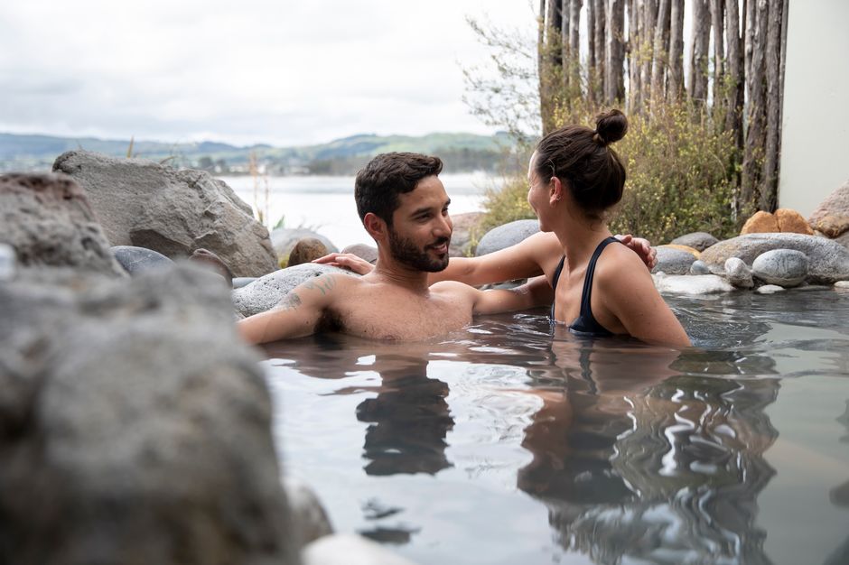 在波里尼西亚温泉浴场舒缓身体，放松身心，尽情享受世界领先的天然矿物温泉浴和豪华水疗护理。