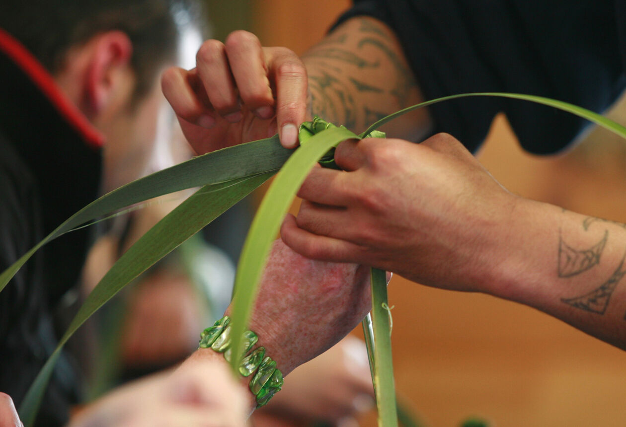 현지의 미술과 공예 갤러리들을 둘러보는 시간도 여행의 즐거움의 하나이다. 뉴질랜드에서는 여기에 예술적인 원주민 문화의 발견이라는 보너스가 더해진다.