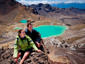 花4 到 6小时体验新西兰最著名的步行线路——汤加里罗高山穿越行。