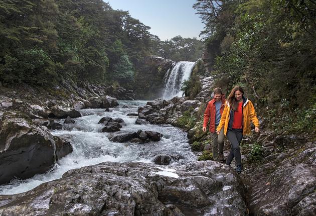 뉴질랜드의 경이로운 자연을 직접 체험할 수 있는 최고의 방법의 하나로 짧은 코스 걷기가 꼽힌다. 북섬이나 남섬에서 단거리 트랙을 걸어보자.