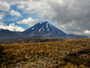 Die vier- bis sechstägige Wanderung führt durch einsames Gebiet und begeistert mit großartigen Bergpanoramas sowie abwechslungsreichen Vulkan- und Waldlandschaften.