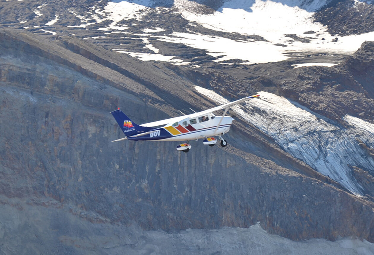 遊覧飛行はルアペフ山を中心とする中央台地の火山群と森林、タソックの草原が織り成す美しい風景を一望する絶好の方法です。
