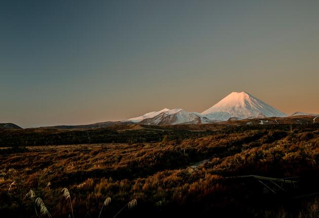 In Ruapehu, im Herzen der Nordinsel Neuseelands, wachen drei Vulkane über eine Tussock-Wüste, Flüsse, Seen und Thermalquellen. Im vulkanischen Tongariro Nationalpark – dem ersten Neuseelands – locken zwei Skigebiete an den Flanken Ruapehus.